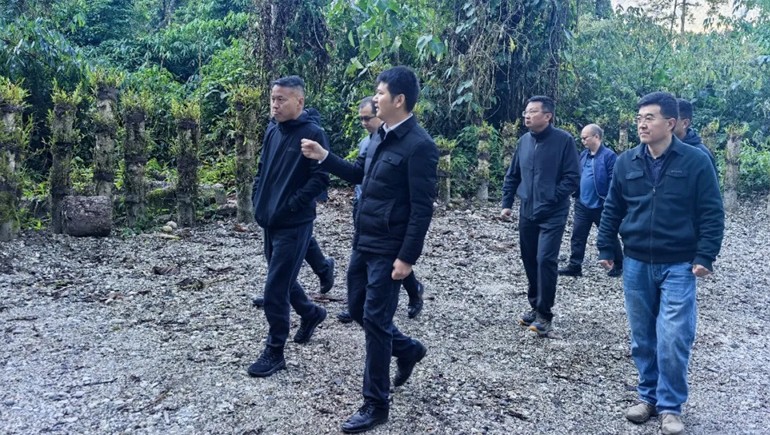 林芝市人民政府副市長(zhǎng)王啟展一行蒞臨墨脫奇正石斛種植基地考察指導(dǎo)