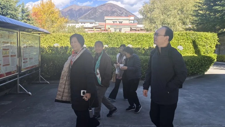 高原賦能，擘畫(huà)未來(lái)——中國(guó)香妝協(xié)會(huì)專家團(tuán)蒞臨奇正指導(dǎo)藏藥化妝品產(chǎn)業(yè)發(fā)展
